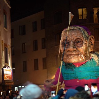 Große Figur mit Maske auf einem Halloween-Umzug in Irland