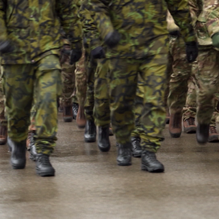 Beine marschierender Soldat:innen