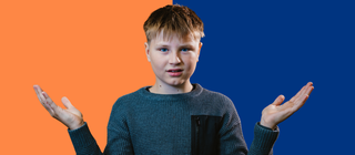 Junge in ratloser Haltung vor orange-blauem Hintergrund