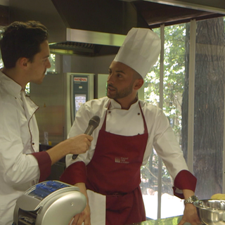 Moderator mit Koch in einer Küche