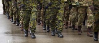 Beine marschierender Soldat:innen: Welche Aufgaben hat die Bundeswehr? Informationen von Auslandseinsätzen bis Wehrplicht.