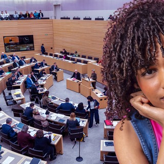 Ein Mädchen stützt den Kopf auf die Häne vor dem Plenarsaal des Landtags? Wer sitzt im Landtag? Was macht ein Landtag eigentlich?