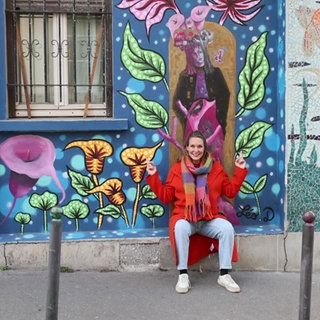 Stefanie vor einer bemalten Hauswand