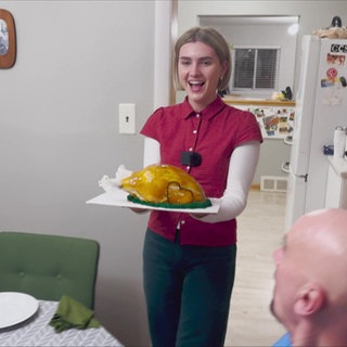 Lily präsentiert einen Dessert in Truthahnform