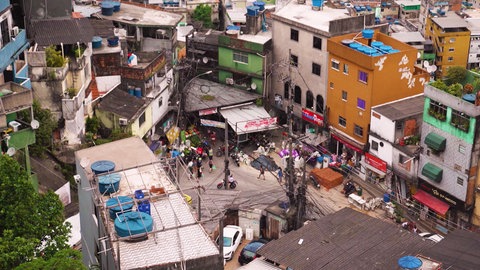 Belebte Straßenkreuzung in einem Slum