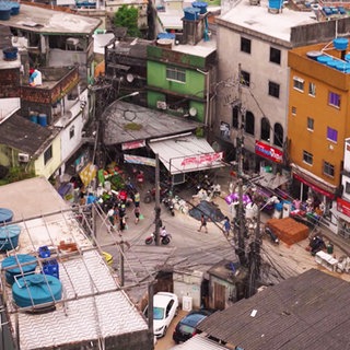 Belebte Straßenkreuzung in einem Slum