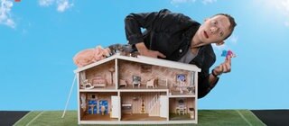 Moderator Jonas lässt eine Puppe von einem Puppenhaus fallen. Was sind Verben der Bewegung und wie bildet man sie im Französischen im passé composé?