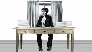 Der Dichter Heinrich von Kleist sitzt am Schreibtisch. Der Schriftsteller und Autor des Theaterstücks "Der zerbrochene Krug" erfindet sich immer wieder neu.