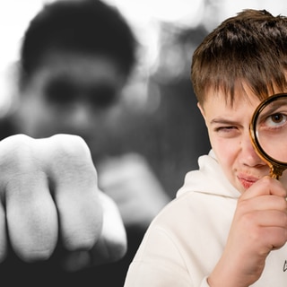 Im Hintergrund schlägt jemand mit seiner Faust auf die Kamera, im Vordergrund ein streng blickender Junge, der durch eine Lupe schaut. Welche Strafen drohen Jugendliche bei Straftaten? Wie treffen Gerichte ihre Entscheidungen?