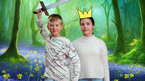 Ein Junge mit Schwert und ein Mädchen mit Krone stehen in einem verwunschenen Zauberwald. Märchen und alte Geschichten vermitteln bestimmte Geschlechterrollen. Warum können diese Rollenbilder ein Problem werden?
