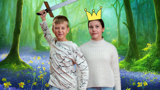 Ein Junge mit Schwert und ein Mädchen mit Krone stehen in einem verwunschenen Zauberwald. Märchen und alte Geschichten vermitteln bestimmte Geschlechterrollen. Warum können diese Rollenbilder ein Problem werden?