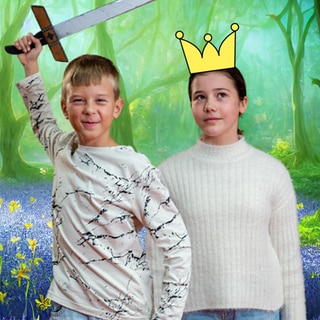 Ein Junge mit Schwert und ein Mädchen mit Krone stehen in einem verwunschenen Zauberwald. Märchen und alte Geschichten vermitteln bestimmte Geschlechterrollen. Warum können diese Rollenbilder ein Problem werden?