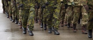 Beine marschierender Soldat:innen