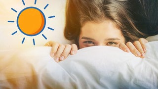 Es ist hell: Mädchen schaut unter der Bettdecke hervor. Was macht Sonnenlicht mit unserem Körper?