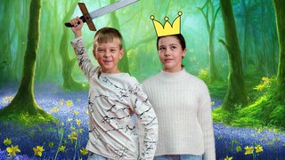 Ein Junge mit Schwert und ein Mädchen mit Krone stehen in einem verwunschenen Zauberwald. Märchen und alte Geschichten vermitteln bestimmte Geschlechterrollen. Warum können diese Rollenbilder ein Problem werden?