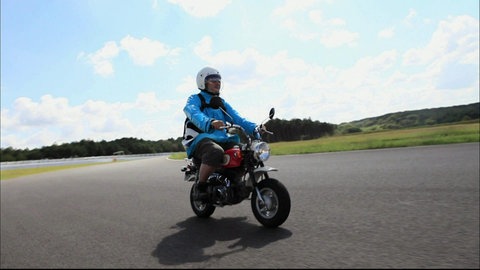 Ein Mann fährt Motorrad.