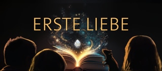 Drei Kinder und eine Ratte sitzen vor einem leuchtenden Buch – darüber das Wort „Erste Liebe“: Der Podcast gibt Tipps für Verliebte