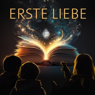 Drei Kinder und eine Ratte sitzen vor einem leuchtenden Buch – darüber das Wort „Erste Liebe“: Der Podcast gibt Tipps für Verliebte