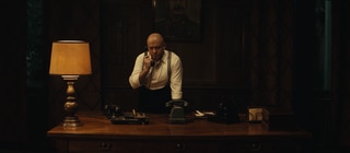 Spielszene: Nikita Chruschtschow telefoniert. Für die Sowjetunion gelingt ihm mit Stalingrad eine Wende im Zweiten Weltkrieg.