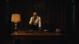 Spielszene: Nikita Chruschtschow telefoniert. Für die Sowjetunion gelingt ihm mit Stalingrad eine Wende im Zweiten Weltkrieg.