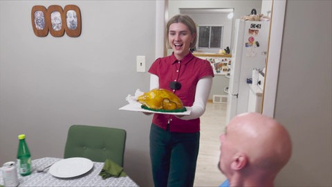 Lily präsentiert einen Dessert in Truthahnform