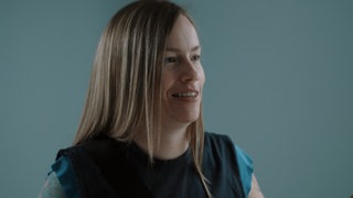 Moderator Tobi Krell trifft die Kanadierin Lauren. Sie hat es geschafft aus der Neonazi-Organisation “Hammerskins” auszutreten.