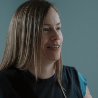 Moderator Tobi Krell trifft die Kanadierin Lauren. Sie hat es geschafft aus der Neonazi-Organisation “Hammerskins” auszutreten.