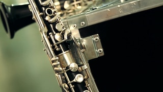 Die Klarinette · Instrumente im Sinfonieorchester: Ein Musiker zeigt die unterschiedlichen Arten von Klarinetten und wie die Instrumente klingen.