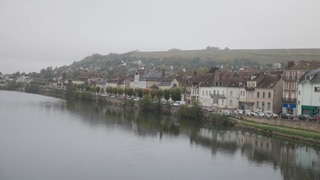 Häuserzeilen eines französischen Dorfes an einem Fluss