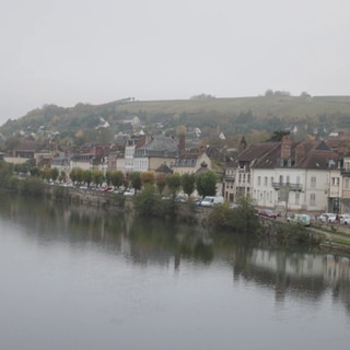 Häuserzeilen eines französischen Dorfes an einem Fluss