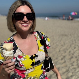 Lily mit Eiswaffel an einem Strand