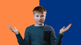 Junge in ratloser Haltung vor orange-blauem Hintergrund