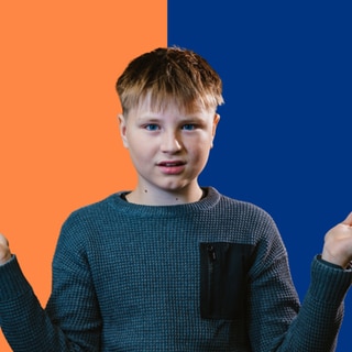 Junge in ratloser Haltung vor orange-blauem Hintergrund