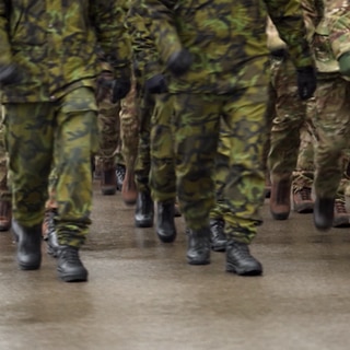 Beine marschierender Soldat:innen