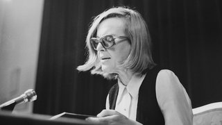 Scharzweiß-Bild von Ingeborg Bachmann, die etwas vorliest