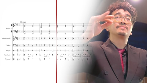 Das Notenbild eines Arrangements zum Mitspielen für das Prélude aus Marc Antoine Charpentiers Werk Te Deum, daneben der Dirigent Drummado Wijnhamer mit zum Dirigat erhobener Hand.