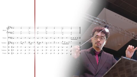 Das Notenbild eines Arrangements zum Mitspielen für das Stück „In der Halle des Bergkönigs“ aus Edvard Griegs „Peer-Gynt-Suite“, daneben der Dirigent Drummado Wijnhamer mit Taktstock.