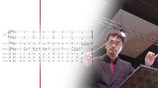 Das Notenbild eines Arrangements zum Mitspielen für das Stück „In der Halle des Bergkönigs“ aus Edvard Griegs „Peer-Gynt-Suite“, daneben der Dirigent Drummado Wijnhamer mit Taktstock.