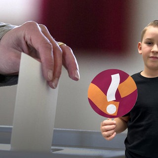 Im Hintergrund: Eine Hand die einen Zettel in eine Wahlurne steckt. Im Vordergrund ein Junge mit einem Schild in der Hand. Welche Regeln gibt es bei Wahlen?