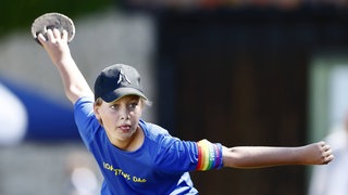 Varpa-Spieler mit Stein in der Hand