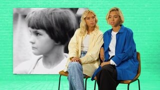 Lisa und Lena vor Kinderbild