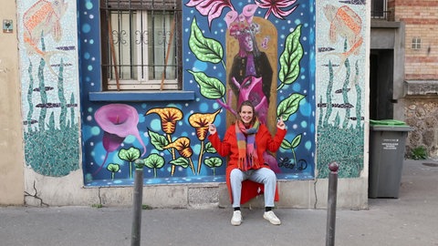 Stefanie vor einer bemalten Hauswand