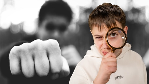 Im Hintergrund schlägt jemand mit seiner Faust auf die Kamera, im Vordergrund ein streng blickender Junge, der durch eine Lupe schaut. Welche Strafen drohen Jugendliche bei Straftaten? Wie treffen Gerichte ihre Entscheidungen?