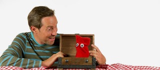 Englisch für die Grundschule: David findet die rote Strumpfhandpuppe Red in einer Holzkiste.
