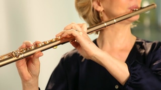 Die Querflöte · Instrumente im Sinfonieorchester: Eine Musikerin stellt ihre Querflöte vor