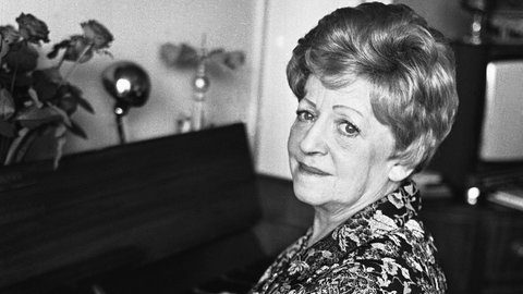 Die französische Sängerin und Musikerin Fania Fénelon sitzt 1980 in ihrer Wohnung am Klavier. Während des Zweiten Weltkriegs war die Judin im Widerstand aktiv und wurde von den Nationalsozialisten nach Auschwitz gebracht.