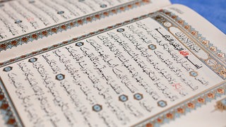 Aufgeschlagener Koran mit arabischer Schrift
