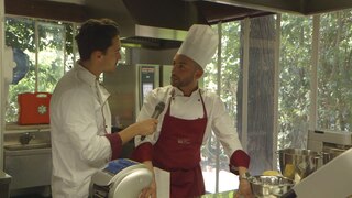 Moderator mit Koch in einer Küche