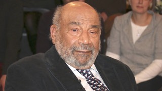 Theodor Wonja Michael überlebt als Schwarzer die NS-Zeit, weil er in Filmen über die Kolonialzeit mitspielt.