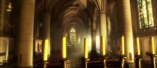 Innenansicht des Essener Münsters. Säulen, Kerzenhalter und Bänke bei Sonnenuntergang.